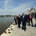 Netanyahu_Sara_visiting_ShoesDanube_Budapest (1)